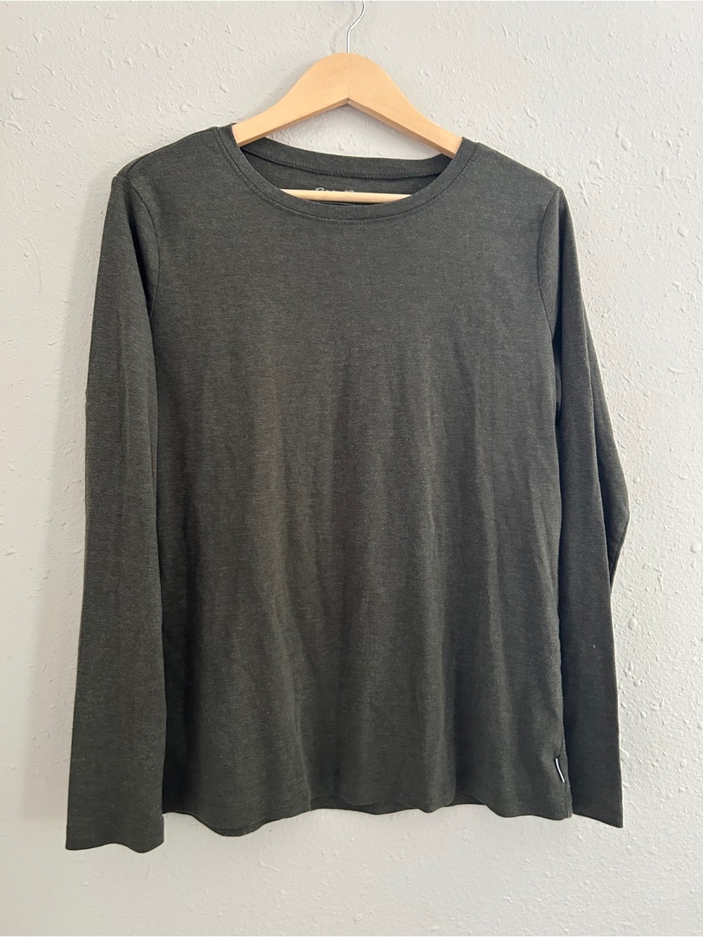 Eddie Bauer Long Sleeve Crew in Charcoal Gray Green Casual Comfy Basic Neutral